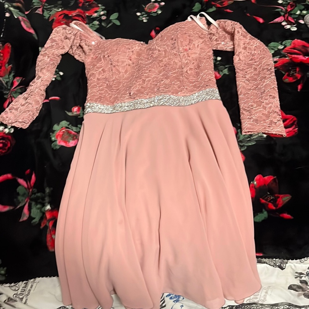 This is a pink elegant Flowey sparkly dress.